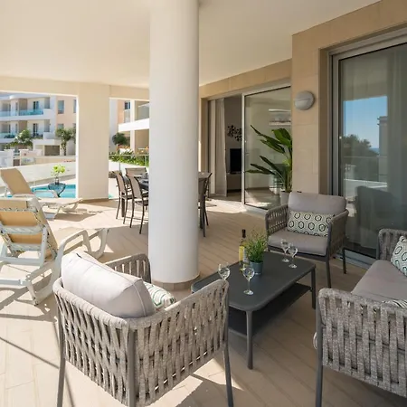Two Bedroom Ocean View Appartement *