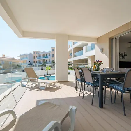 Two Bedroom Ocean View Appartement *