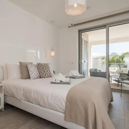 Two Bedroom Ocean View Apartment *