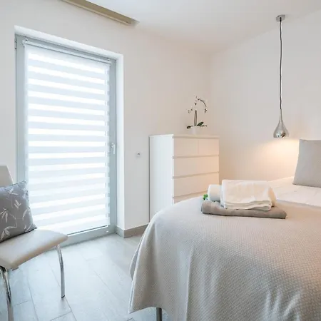 Two Bedroom Ocean View Apartment *